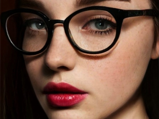 visage fille avec lunettes