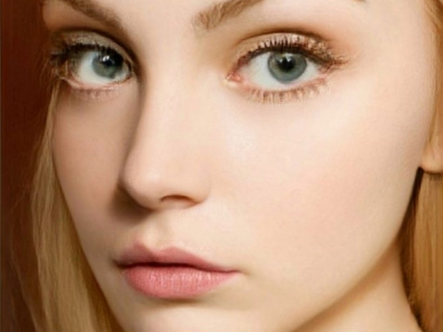 visage femme blonde