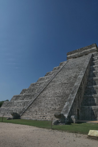 Piramide Maya con scale e serpente, Yucatan Messico